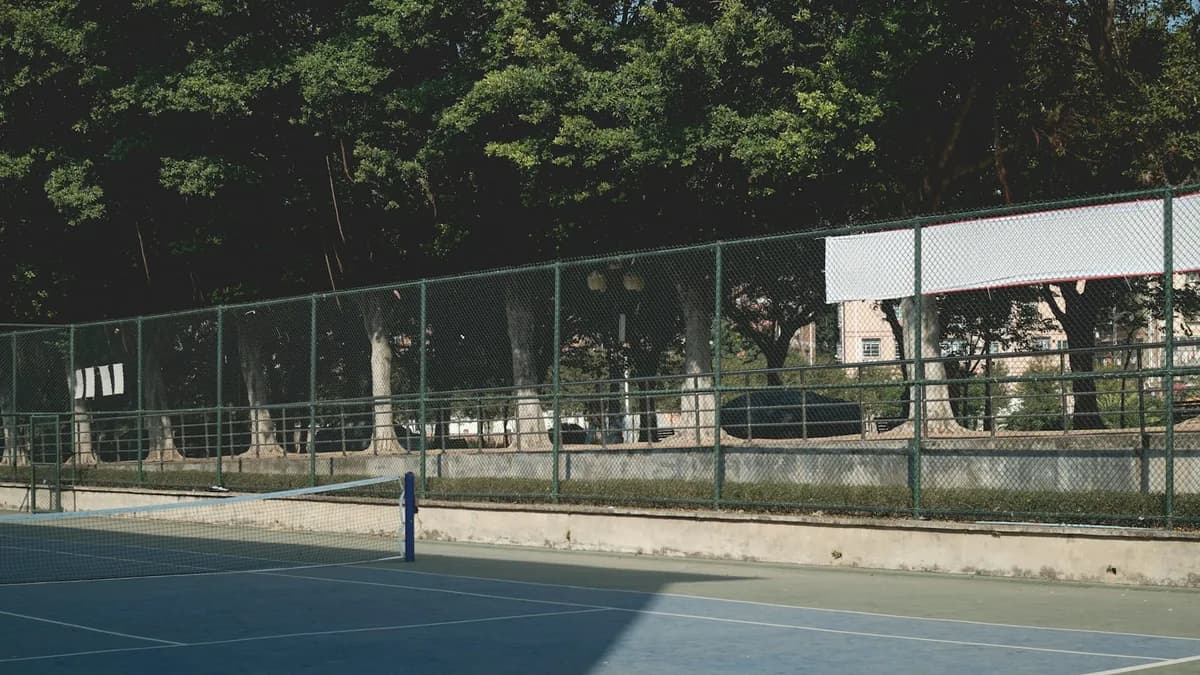 What happens to a tennis tip when a player retires?